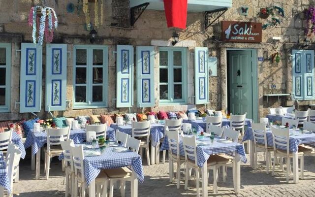 Saki Alaçatı Otel & Meyhane