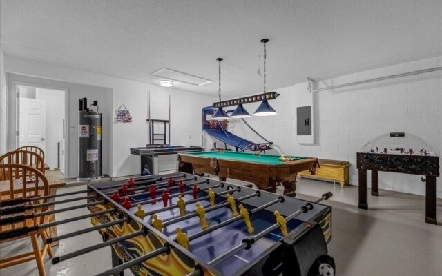 3 Bedrooms S / Lake Berkley Home by RedAwning