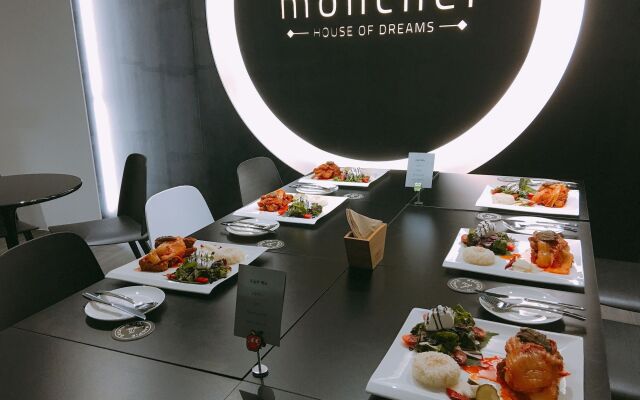 Moncher Guesthouse - Hostel