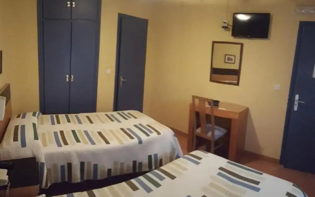 Hostal Guzman El Bueno by gaiarooms