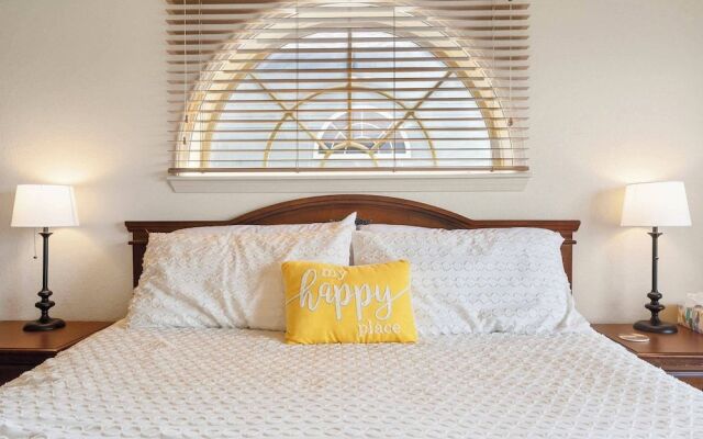 T Time Getaway - Overlooking Golf Views!