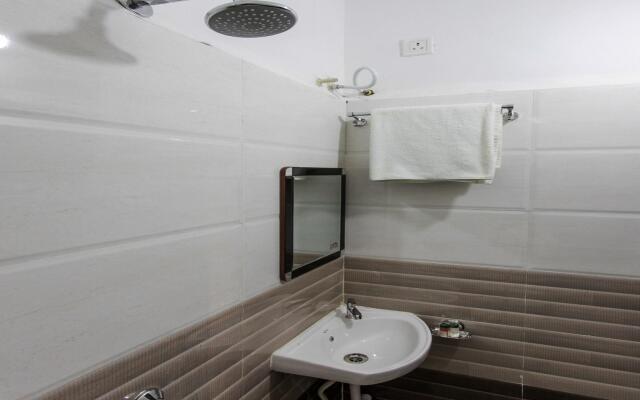 OYO 12161 Hotel Madhur Inn