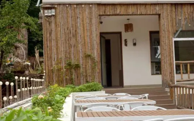 Lulujia Homestay (Shibanyan Taohuagu)
