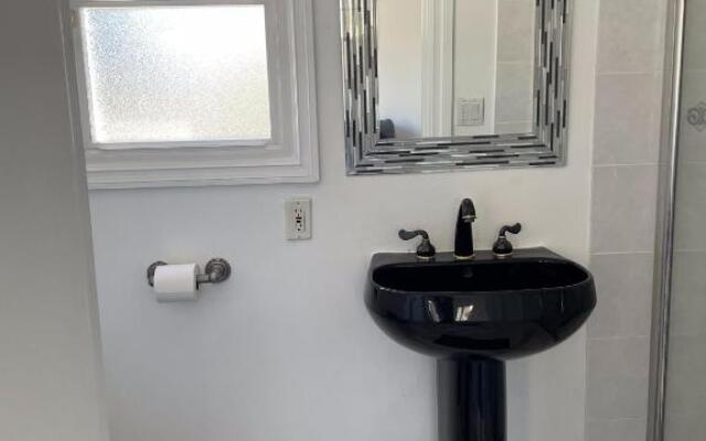 Spacious 1Bed, 1 Bath in Beverly Hills