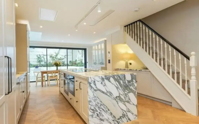 Luxury Shawfield Apartment in London