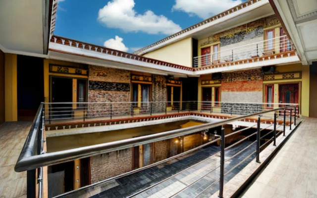 Hotel O Surabaya near Pelangi Park formerly D'best Kutisari