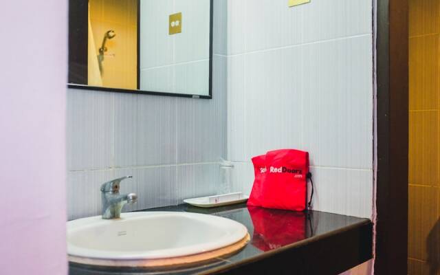 Reddoorz Plus near Mall Ratu Indah 2