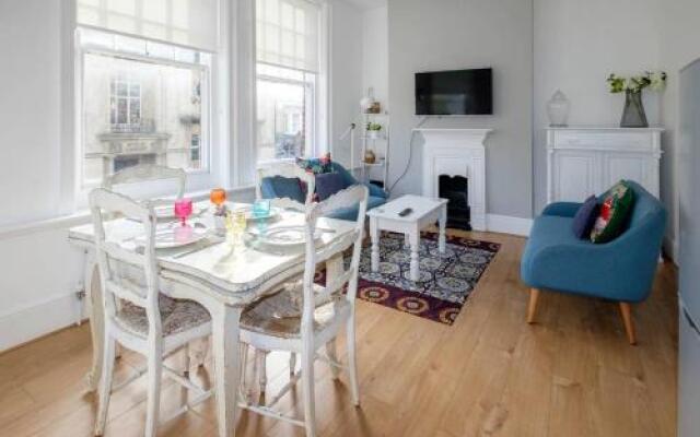 Bright & stylish 2 bed 1st floor apartment