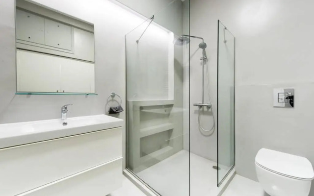 Elegant 3 bd apt, in the most prestigious area.