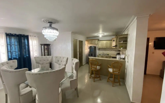 Spacious 3-bedroom Apartment in Santo Domingo!
