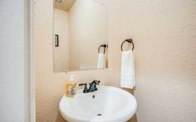 San Antonio Townhome ~ 2 Mi to Aquarium!
