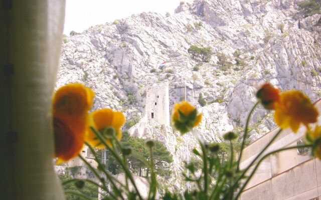 Apartment Sunce - in center with parking: A1 Omis, Riviera Omis