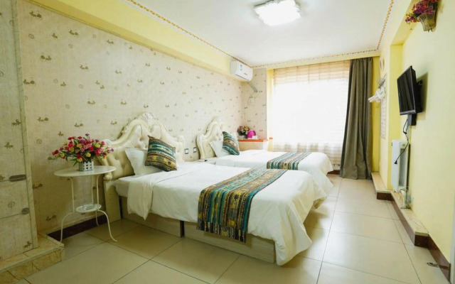 Helong Theme Hotel (Dalian Hua'nan Square)