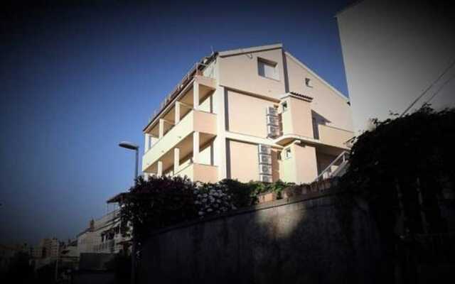 Appealing Apartment 8 Sleeps 3 Guests