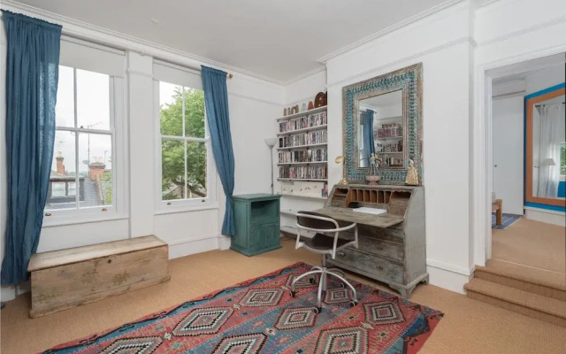 Remarkable Richmond Home By The Tube Station