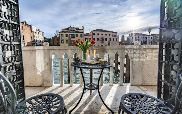 La Loggia Grand Canal