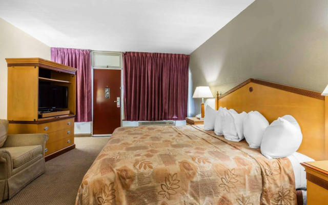 Econo Lodge Inn & Suites