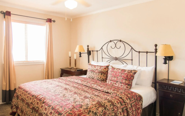 Vineyard Court Designer Suites Hotel