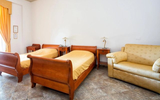 Hotel Tritone
