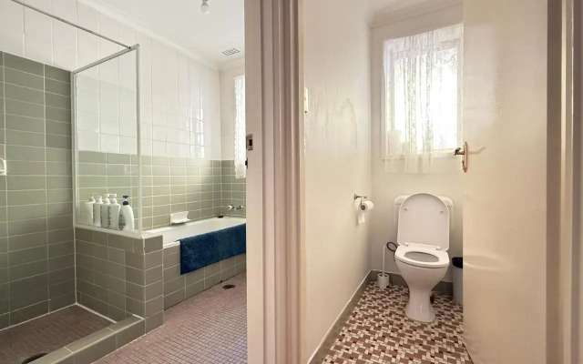Scullin 3BR House, Free WiFi, Netflix, Parking