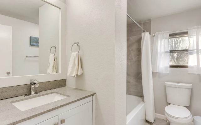 Lakefront Rogers Retreat w/ Grill & Spacious Deck