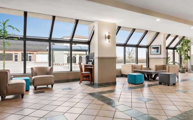 Ramada by Wyndham Niagara Falls Near the Falls