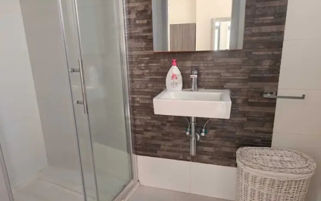 Twin Room with Laundry in Pembroke