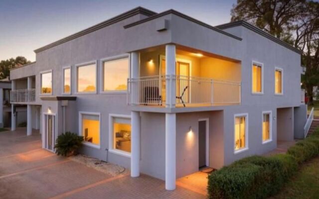 Scenic Villa-Second Storey