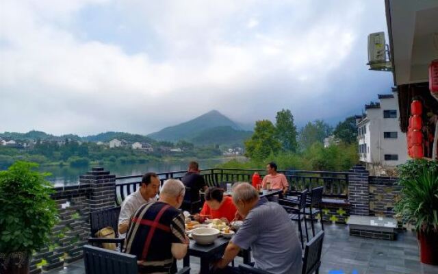 Taohuatan River View Pool Yulongtanpan Inn