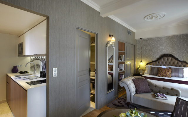 La Clef Louvre Paris by The Crest Collection