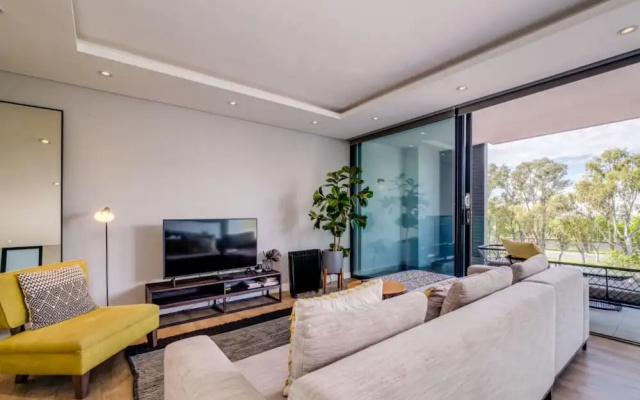 Urban Chic Apartment Close to Waterfront Warwick
