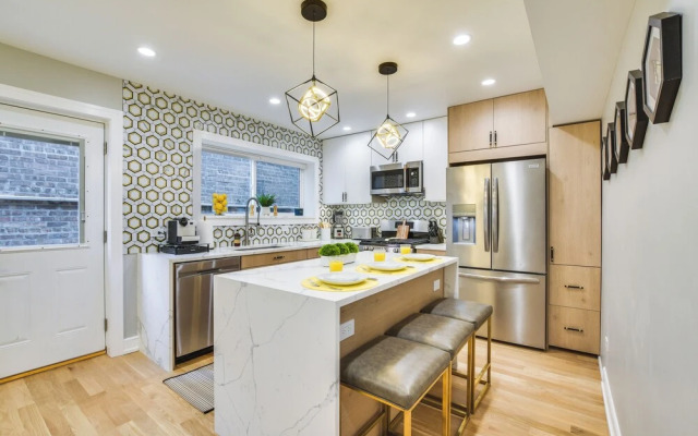 Stylish Chicago Retreat: Walk to Loyola University