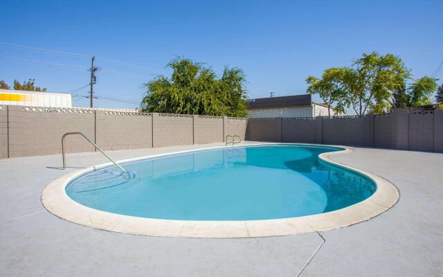 Travelodge by Wyndham Fresno Yosemite Area