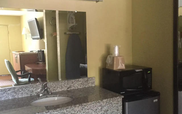 Econo Lodge Inn & Suites