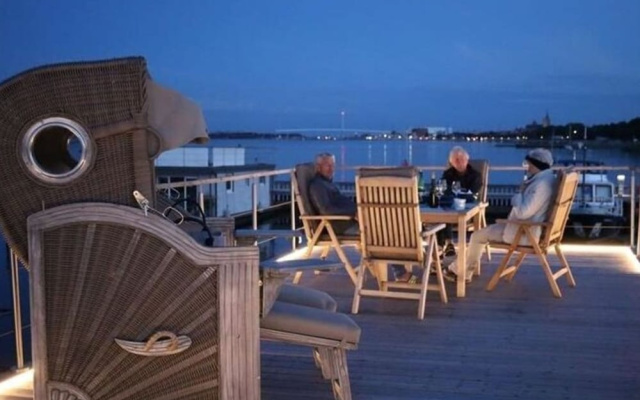 Houseboat Liliput Comfortable Holiday Residence