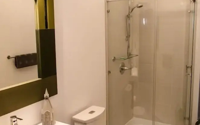 83mf - Lakeside - Hot Tub - Bbq - Dock - Sleeps 4 2 Bedroom Home by RedAwning