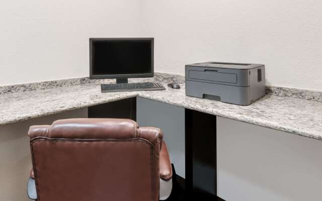 Days Inn & Suites by Wyndham Dallas