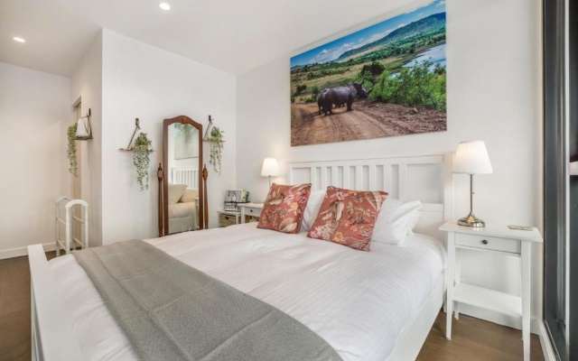 Luxury African themed apartment☆10min to MCG & Swan St☆On-site Parking☆Balcony☆Rooftop deck☆Gym☆ – Guest Rooms – Melbourne
