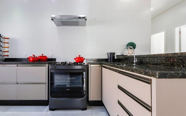 Casa Moderna em Condomínio de Canasvierias