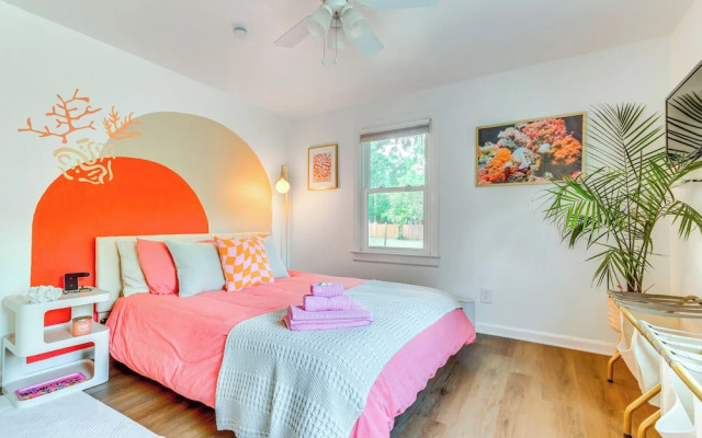 Retro-tropical Pensacola Home - 3 Mi to Downtown!