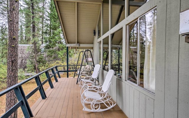 Hillside Hideaway: Warm & Cozy Terrace Lakes Cabin