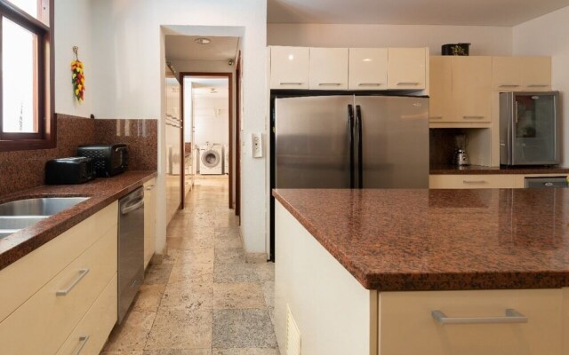 Amazing 6BR 2Pools - Sundeck & BBQ