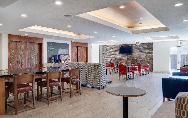 Holiday Inn Express & Suites Dinuba West by IHG