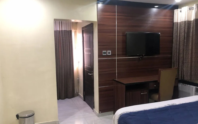 Six Diamond Hotel
