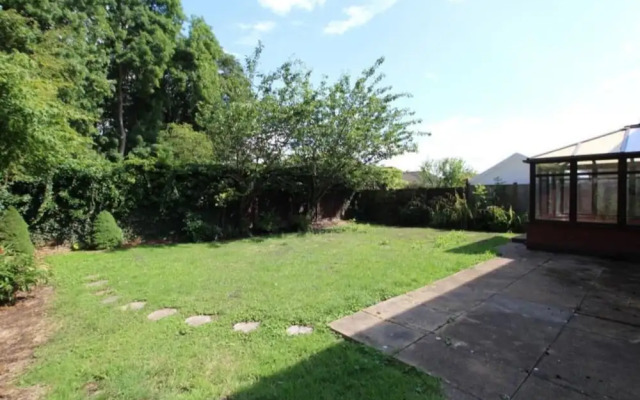 Bright and Spacious Holiday Home in Bradley Stoke