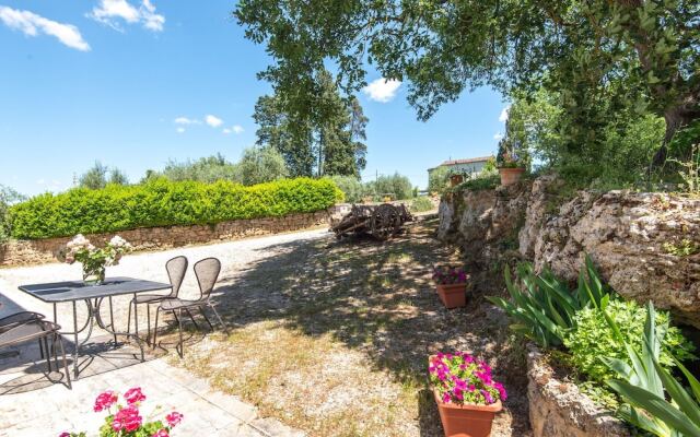 Secluded Apartment in Rapolano Terme with Garden