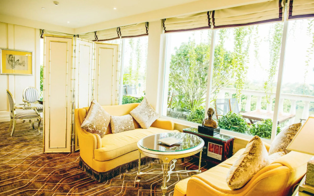Apricot Hotel