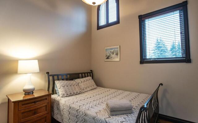 Mountain Gateway by Revelstoke Vacations