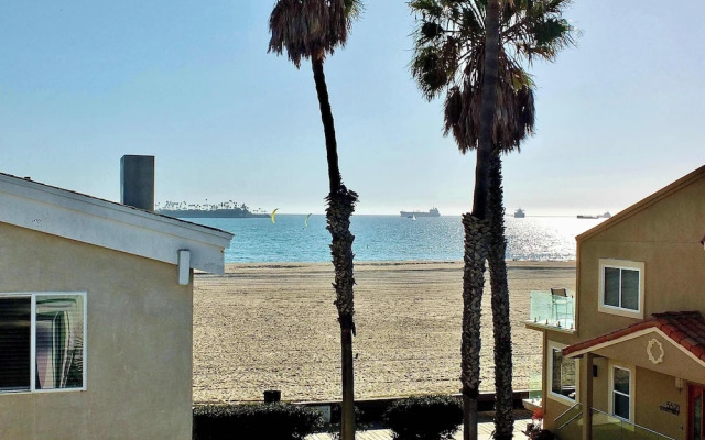 Beach Paradise Stunning 3-story in Long Beach!