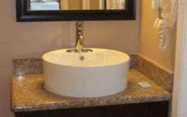 Solaire Inn & Suites